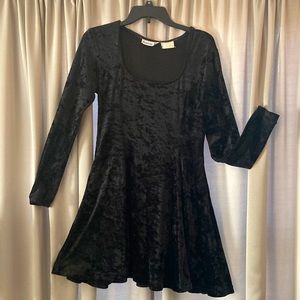 Vintage, Soft crush velvet, black drop waist swing dress, long sleeves.🌸